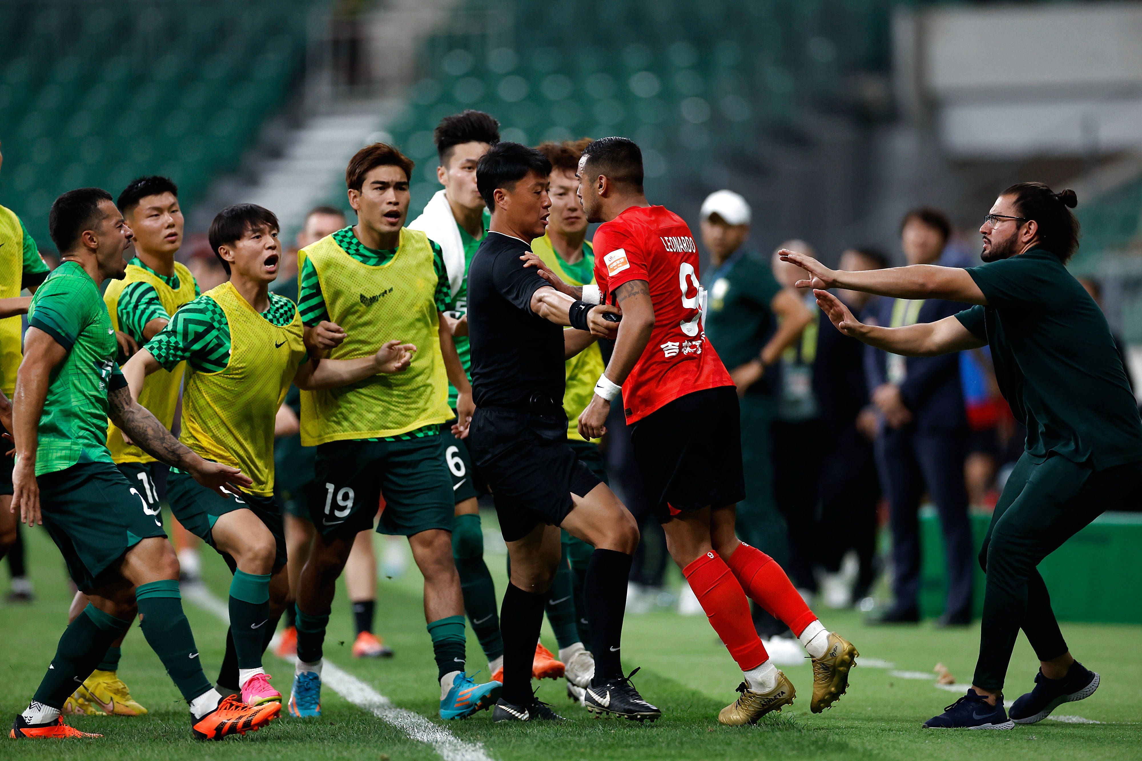 西甲第16轮，赫罗纳客场4-2战胜巴萨，以41分领跑西甲积分榜。